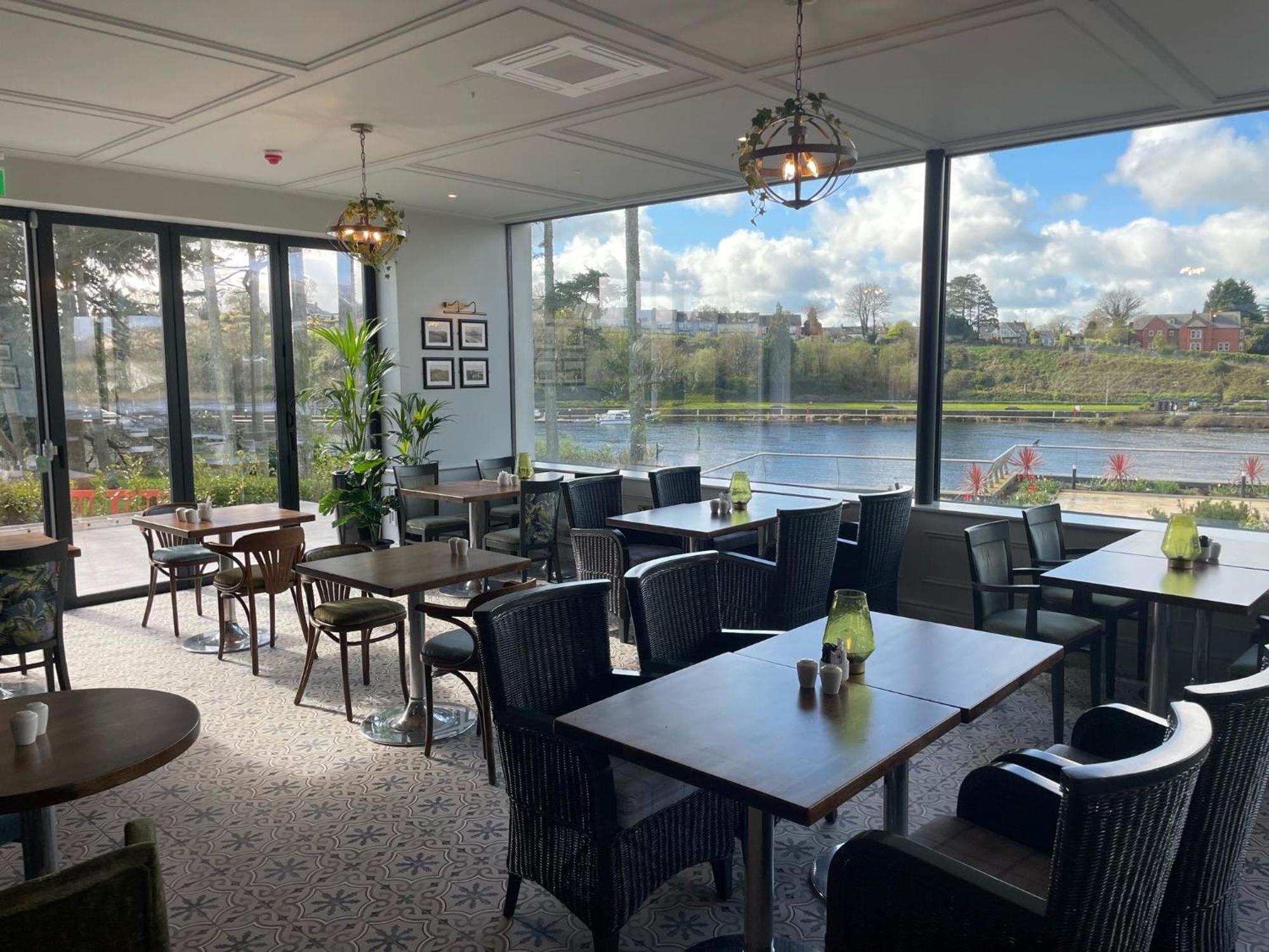 The Lakeside & Leisure Centre 4*