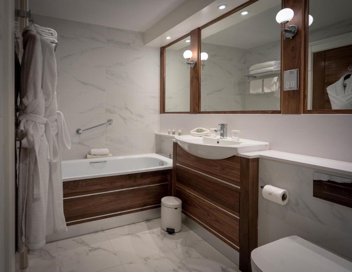The Lakeside & Leisure Centre Hotel 4*